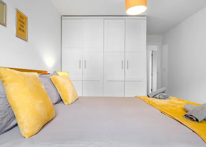 Ping Pong - City Centre Suite - Close To Mailbox Netflix, King Size Bed, Toiletries & Wifi - Sleeps 4